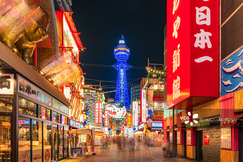 日本大阪地标建筑通天阁与繁华的新世界商业街夜景图片素材