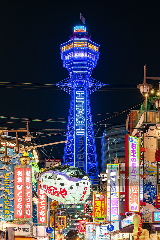 日本大阪地标建筑通天阁与繁华的新世界商业街夜景图片素材