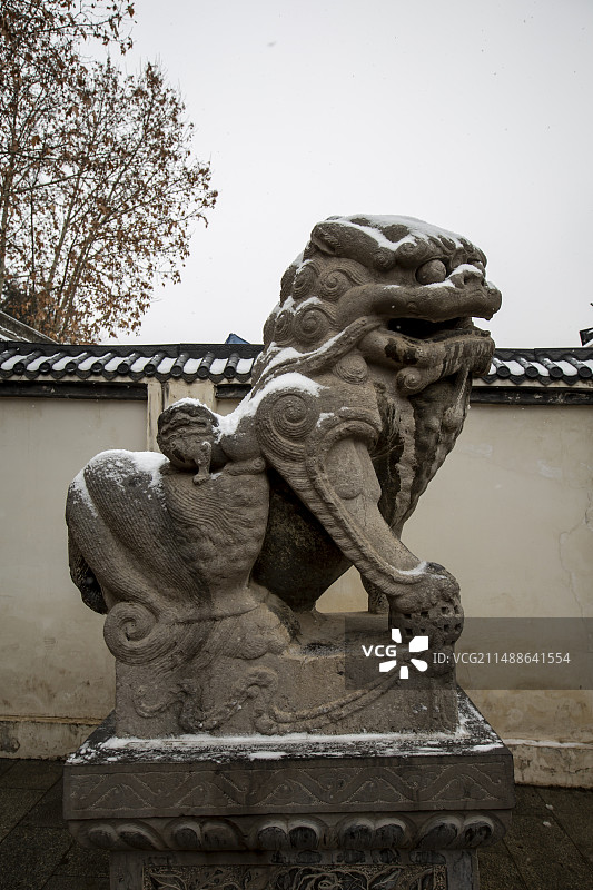 风雪中的陕西西安碑林博物馆（孔庙）：大门前石狮图片素材