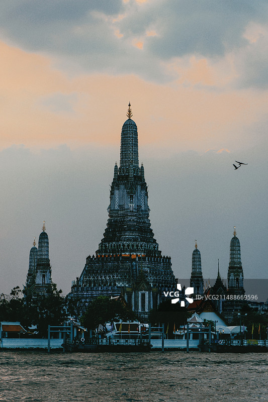 湄南河畔上的郑王庙图片素材