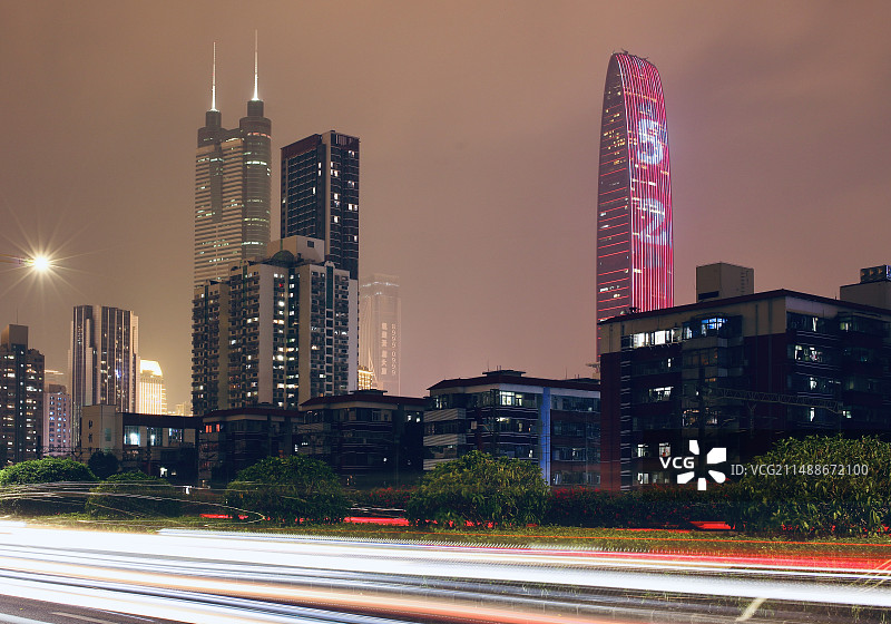 夜幕下的深圳地标建筑地王大厦和京基一百大厦图片素材