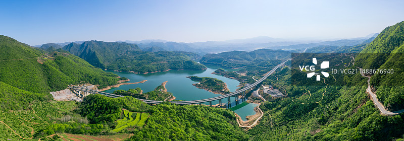 航拍湖北保宜高速穿过崇山峻岭和碧绿色的湖泊图片素材