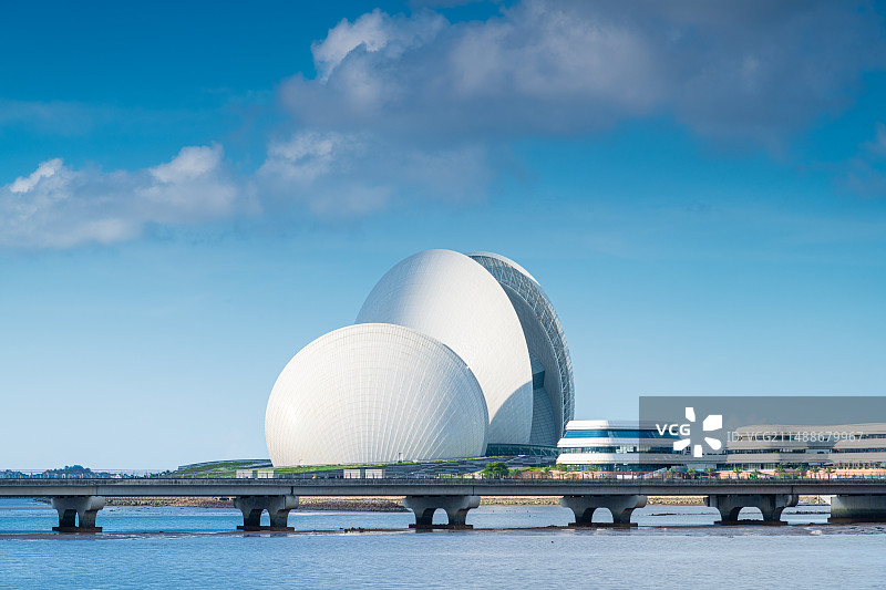 珠海日月贝白色地标建筑与新月路公路桥风景图片素材