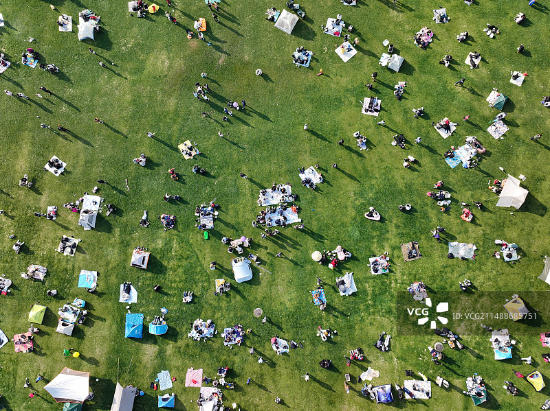 草地露营人群的高角度视角图片素材