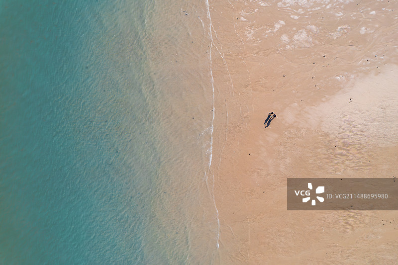 厦门观音山沙滩，海浪与人图片素材