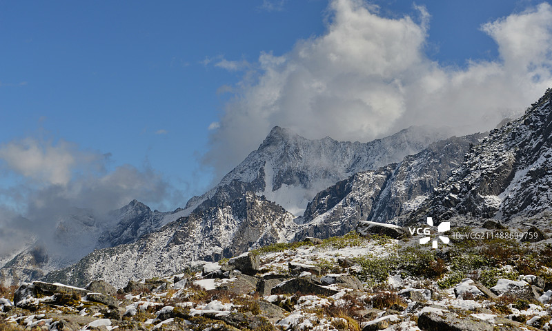 白雪皑皑的群山映衬着多云的天空，理县甲尔猛措，四川著名户外露营目的地图片素材