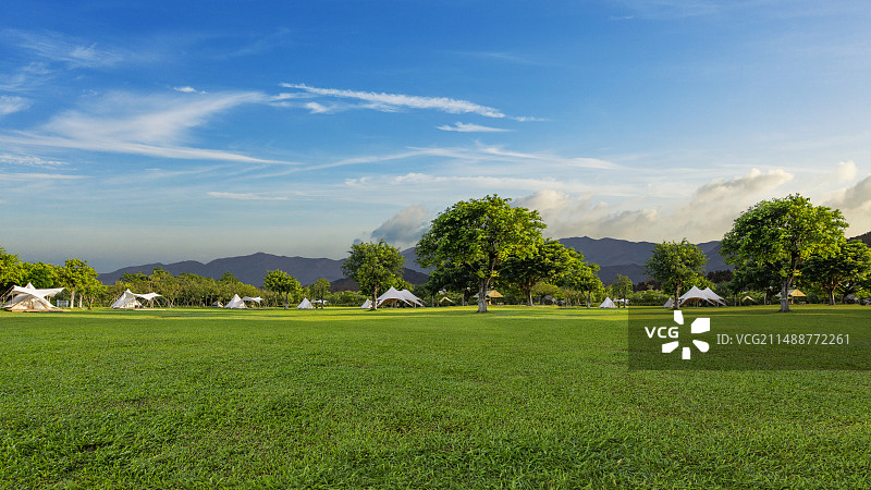 蓝天白云下公园的露营草地图片素材