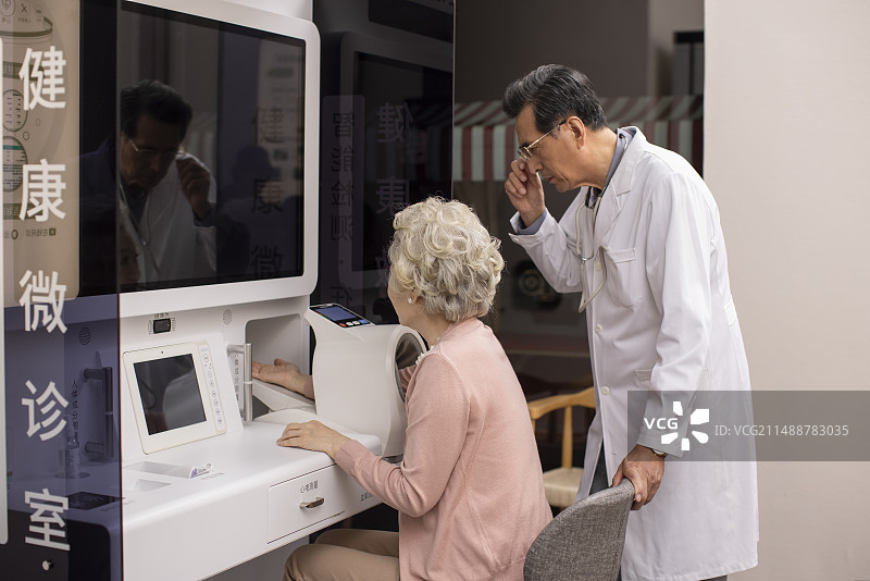 老年人在社区诊室测血压图片素材