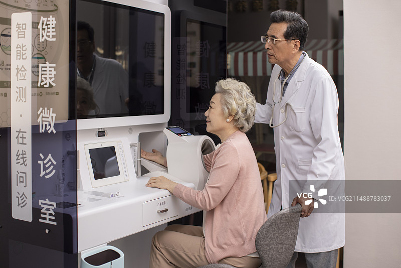 老年人在社区诊室测血压图片素材