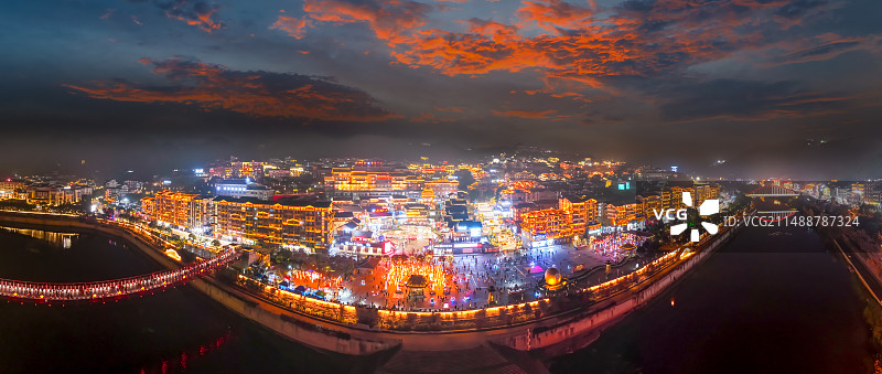 中国贵州茅台镇夜晚万家灯火图片素材