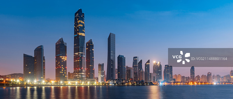 中国山东青岛浮山湾海岸线建筑群夜景图片素材