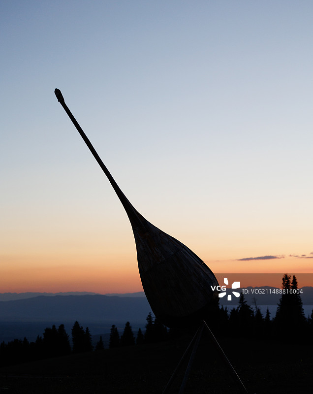 夕阳下的哈萨克族冬不拉图片素材