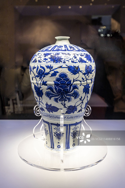 景德镇中国陶瓷博物馆元代青花缠枝牡丹纹梅瓶图片素材