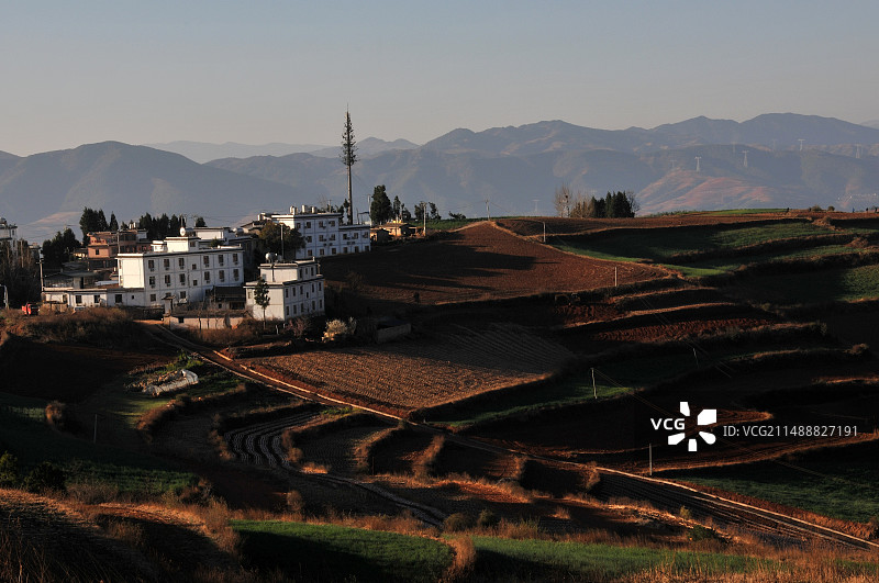 红土地上的村舍图片素材