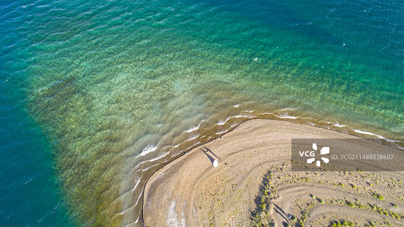 羊卓雍错湖边拍婚纱的人图片素材