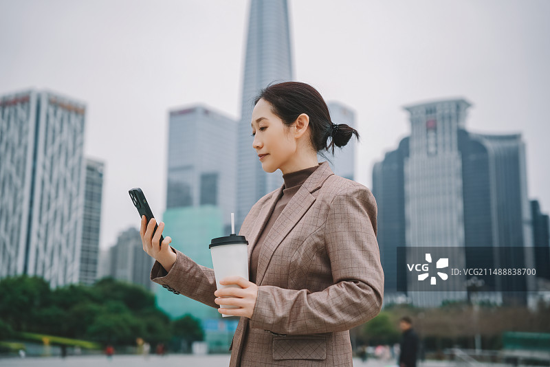 城市环境中自信的职业女性图片素材