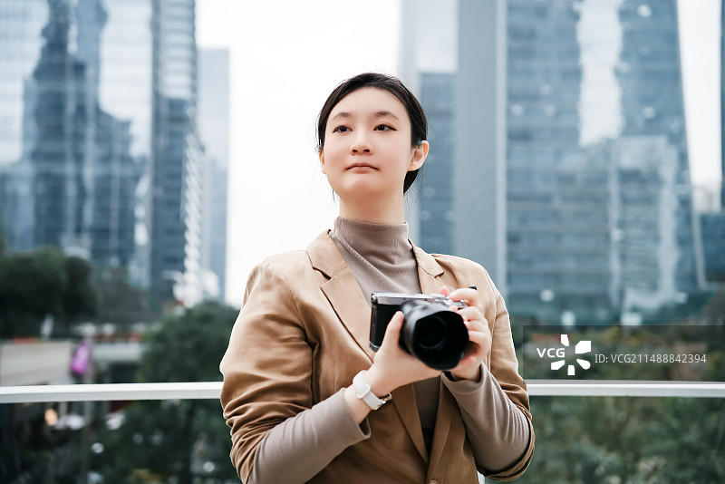 城市探索者：捕捉城市的年轻摄影师图片素材