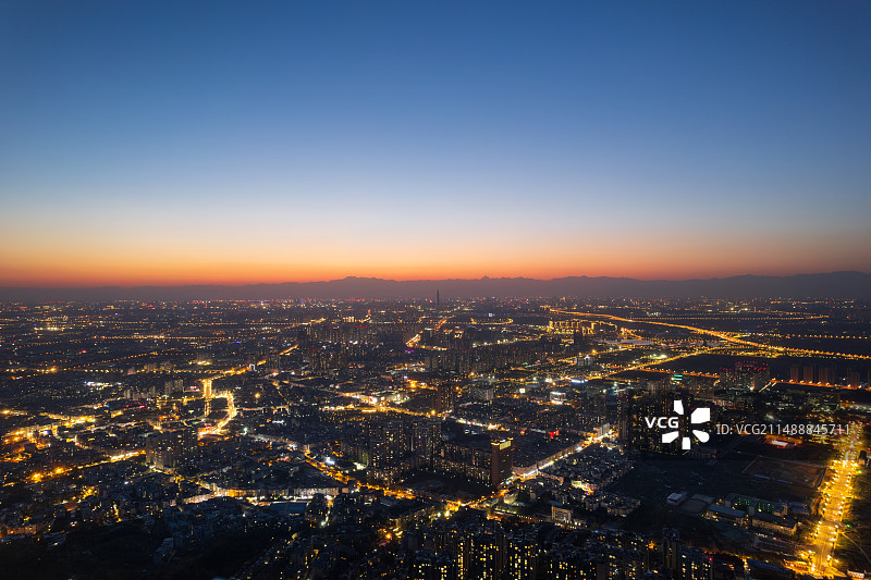 成都龙泉山俯瞰成都夜景成都平原和四姑娘山幺妹峰雪山日落夜景航拍图片素材