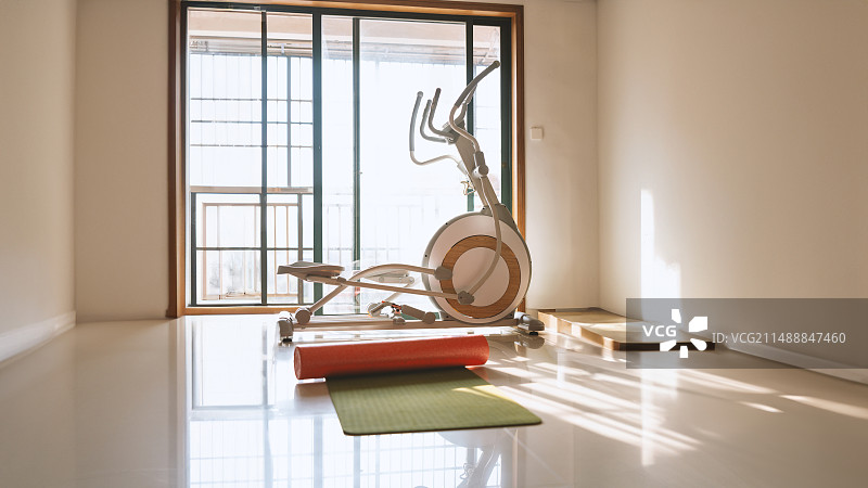 家庭健身房：便捷私密，随时健身；椭圆机：全身低冲击锻炼，适宜各年龄段；瑜伽垫：柔软防滑，满足多种瑜伽图片素材
