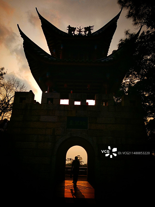 金光穿洞福州鼓山，落日余晖，穿过山项暸望台下方门洞，洒下一片金光。图片素材