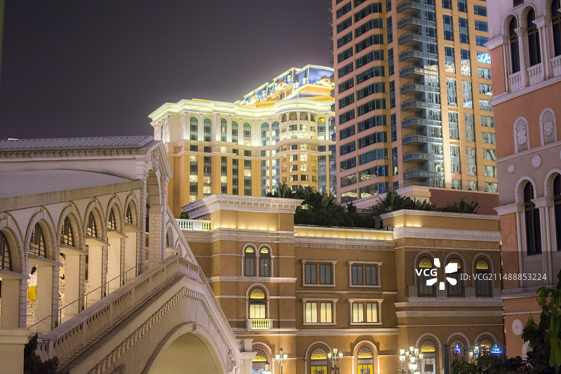 澳门威尼斯人夜色璀璨，运河商圈灯火辉煌，仿欧式建筑群映水生辉，营造异域风情梦幻之夜图片素材