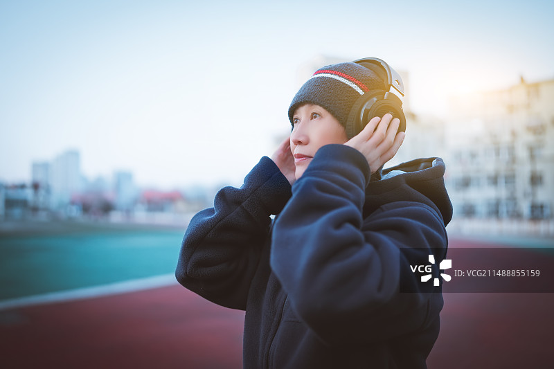 喜欢户外节拍的年轻音乐爱好者图片素材