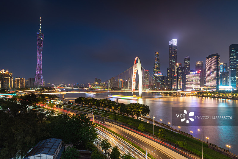 广州塔羊城地标与珠江新城金融区建筑公路车流夜景图片素材