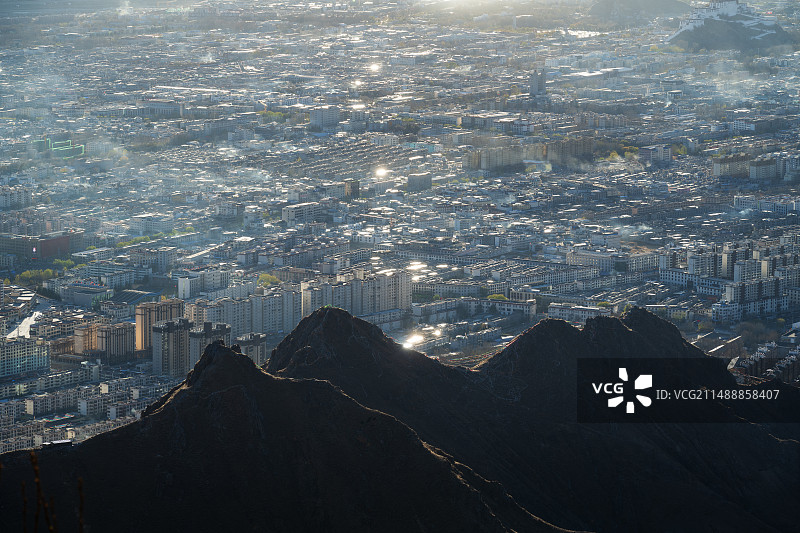 西藏拉萨米琼日寺晴朗冬日俯瞰拉萨城市风光图片素材