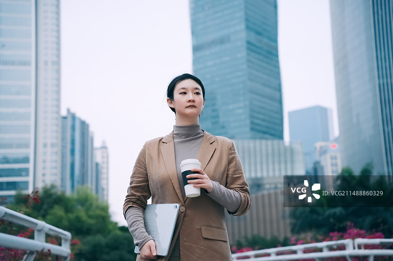 自信的城市职业女性图片素材