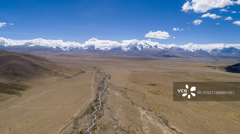 希夏邦马雪山前面的草原图片素材