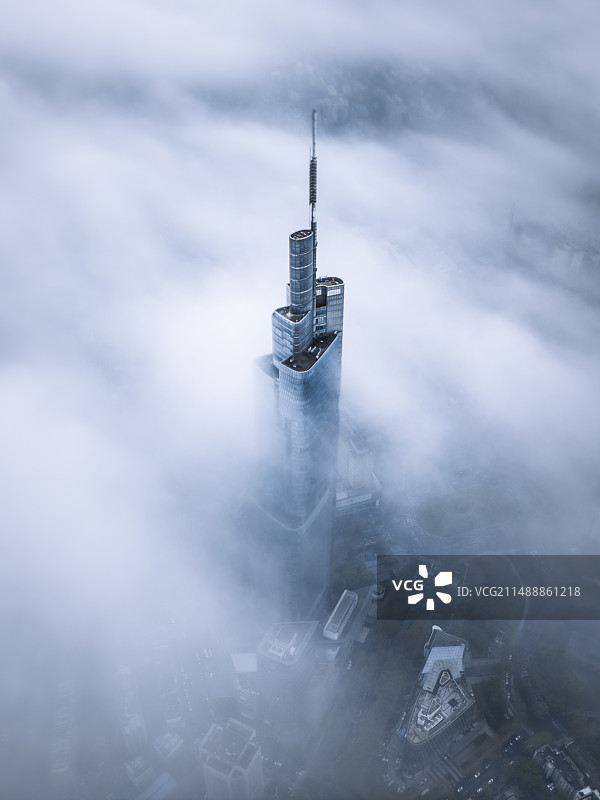 南京紫峰大厦平流雾穿云图片素材