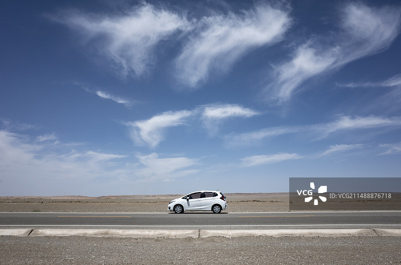 戈壁公路上的轿车图片素材
