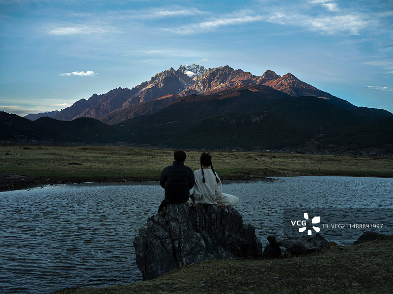 玉龙雪山日照金山情侣夕阳美景图片素材