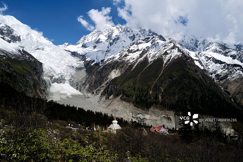 海螺沟冰川森林公园贡嘎雪山与白塔图片素材
