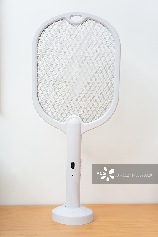 广东东莞的夏天天气太热了，晚上的时候蚊子也特别多，准备好电蚊拍消灭蚊子很必要图片素材