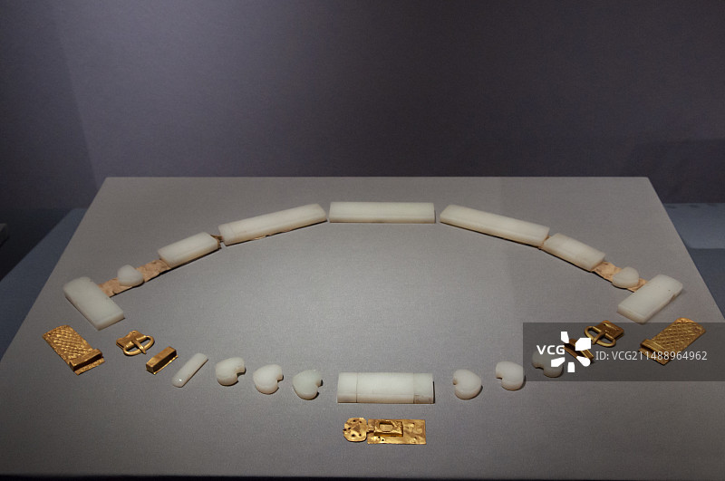 山东博物馆文物明代鲁王金镶灵芝纹白玉带图片素材