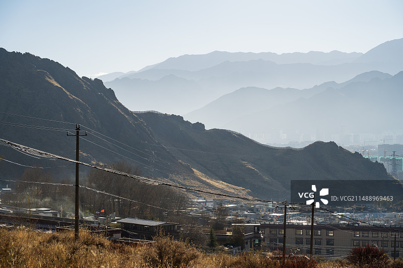 西藏哲蚌寺眺望冬季晨雾中的拉萨城市图片素材