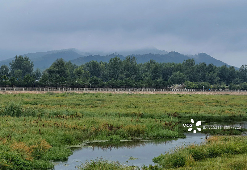 清明时节雨中云雾缭绕的青山图片素材