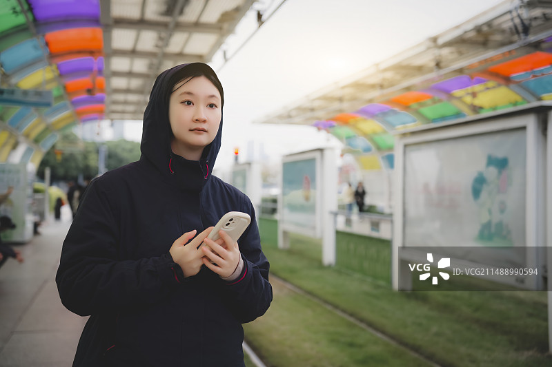 多彩通勤：年轻人使用智能手机图片素材