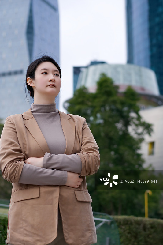 城市环境中自信的职业女性图片素材