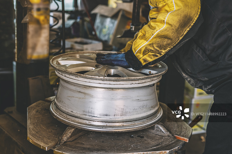 专业的轮胎安装服务图片素材