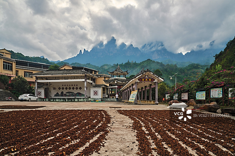 广西金秀圣堂山下的瑶寨图片素材