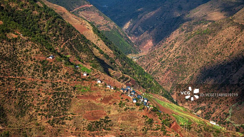 俯拍云南兰坪啦井九龙山脊乡村图片素材