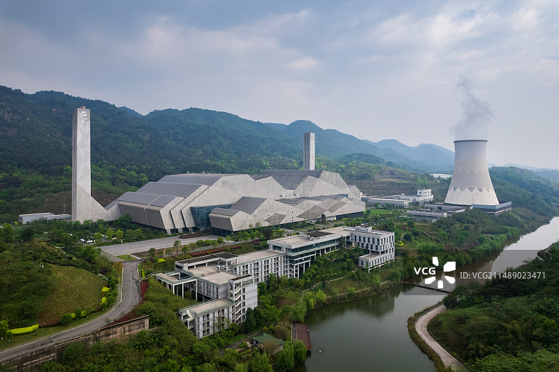 重庆市三峰百果园垃圾环保发电站的烟囱正在排烟图片素材