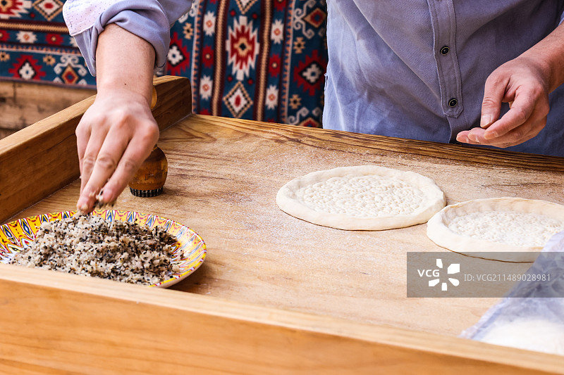 新疆喀什古城烤馕制作过程图片素材