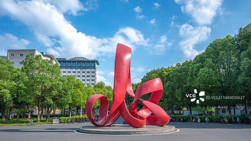 中南民族大学校园标志建筑——火之舞雕塑图片素材