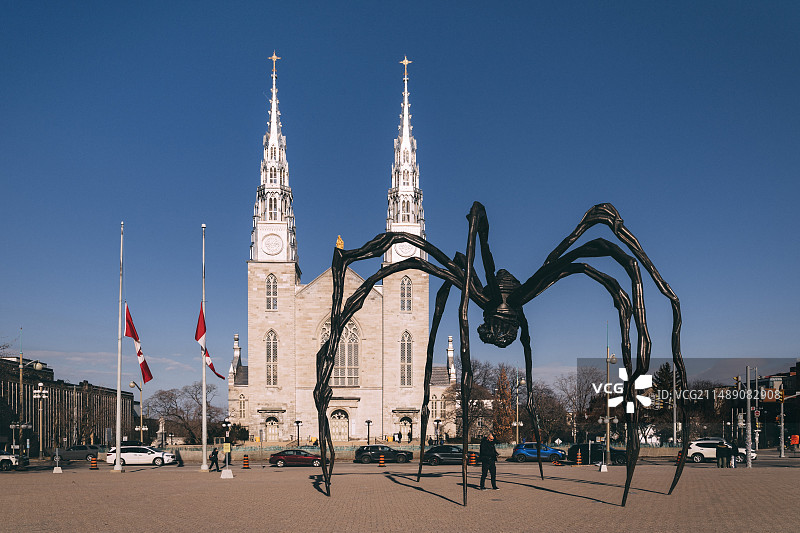加拿大渥太华街景大教堂与蜘蛛雕塑图片素材