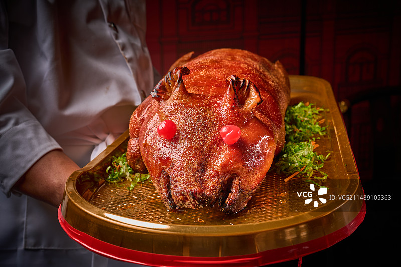 两广美食｜清明祭祖美食脆皮烤乳猪图片素材