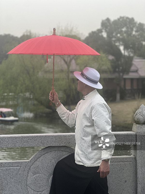 撑着红伞的男模图片素材