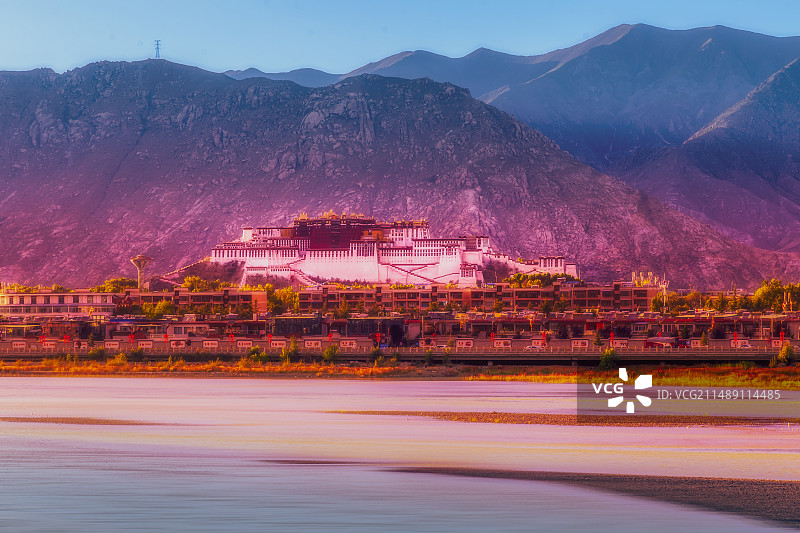 夕阳照在拉萨河畔布达拉宫图片素材